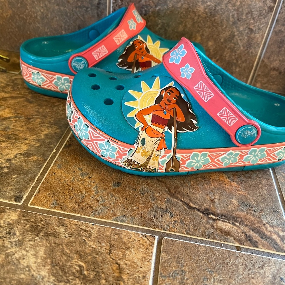 Disney Moana crocs light up